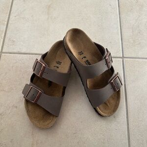 Birkenstock, “Arizona” kids shoes size 2-2.5 in color Mocha.